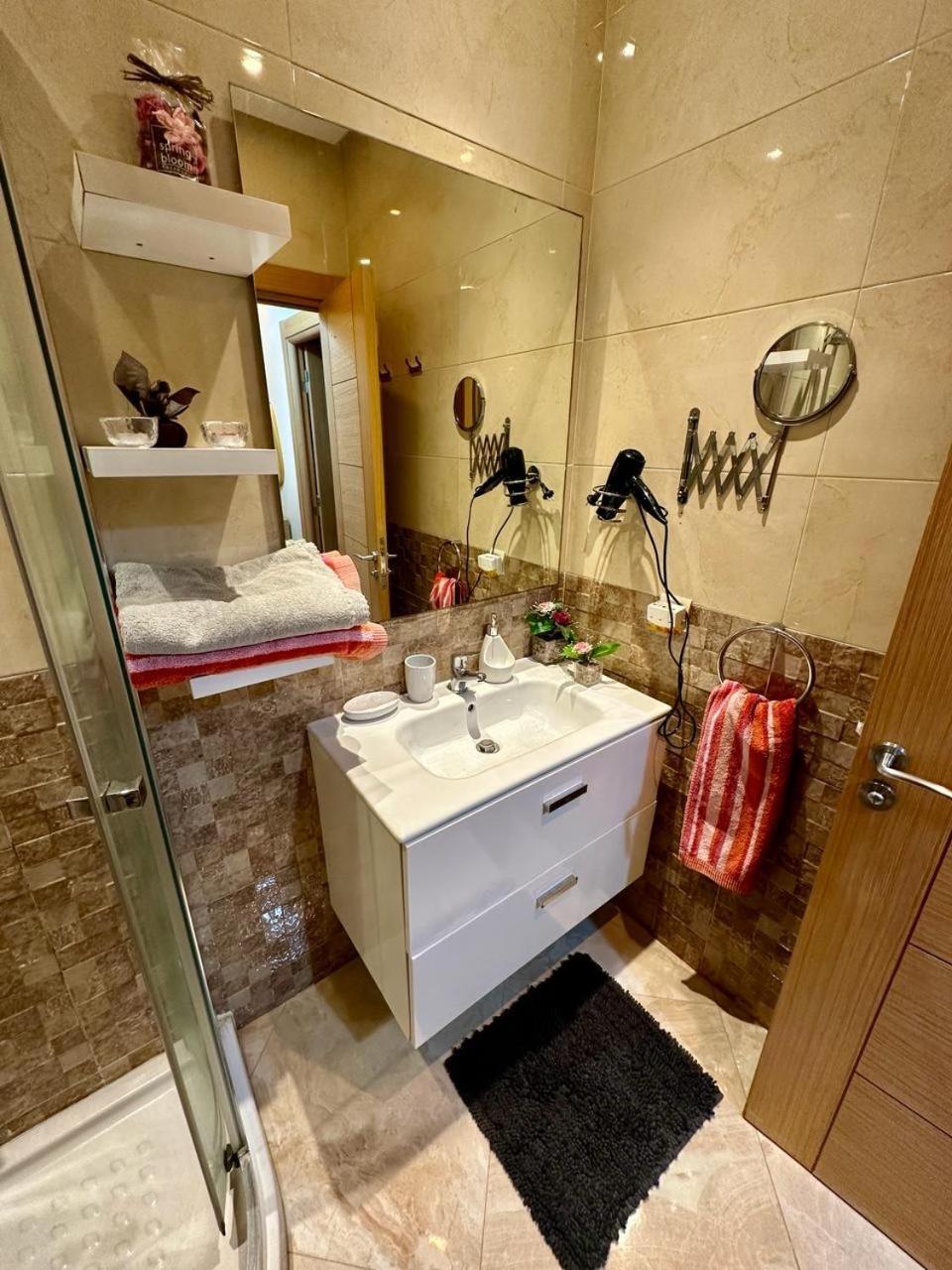 Apparemment De Luxe Vue Piscine Appartement *